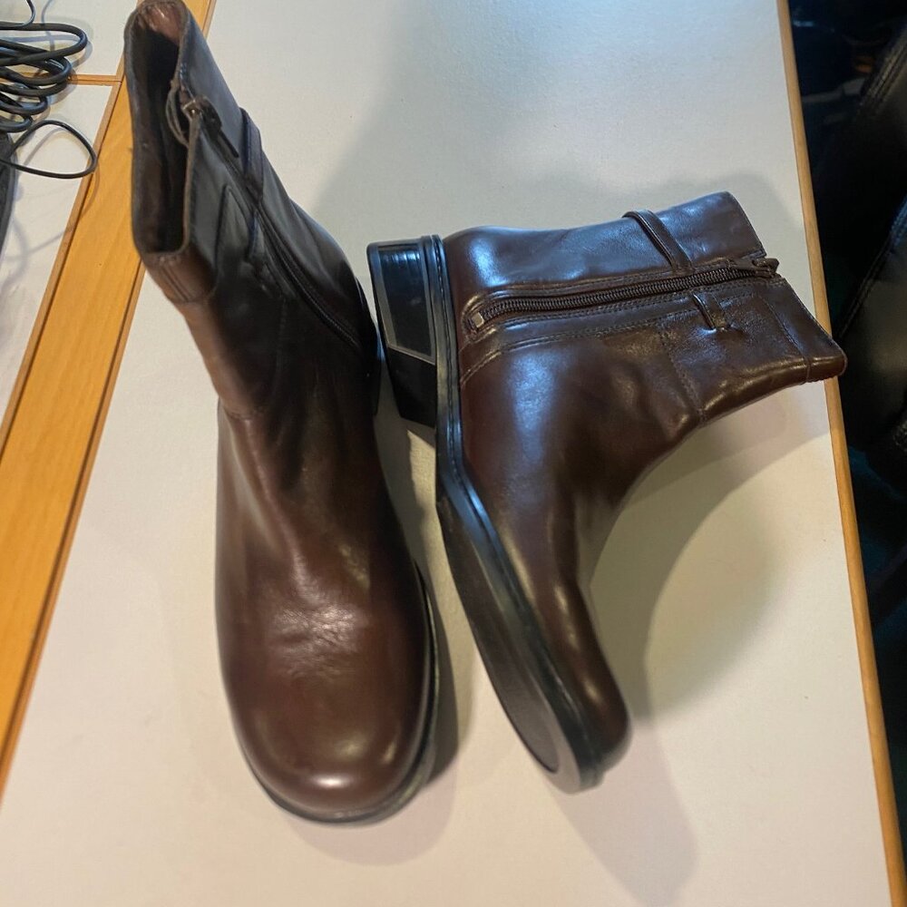 Clarks - Size 8M - Women's Ingalls Thames Brown Leather Side Zip Ankle Boots